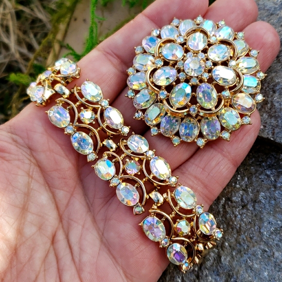 Vintage Crown Trifari Aurora Borealis Faceted Rhinestone Gold Rhodium Bracelet - Picture 4 of 16